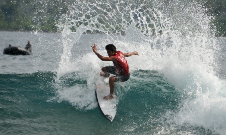 7 Destinasi Selancar Seru yang harus Kamu Kunjungi di Indonesia