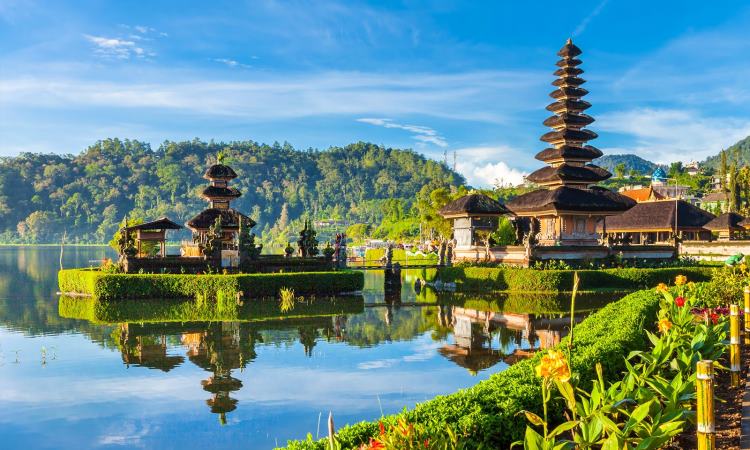 9 Tempat Terfavorit untuk Travel Bucket Anda di Indonesia