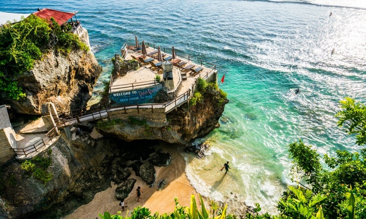Pantai Suluban Bali, Surga Para Peselancar