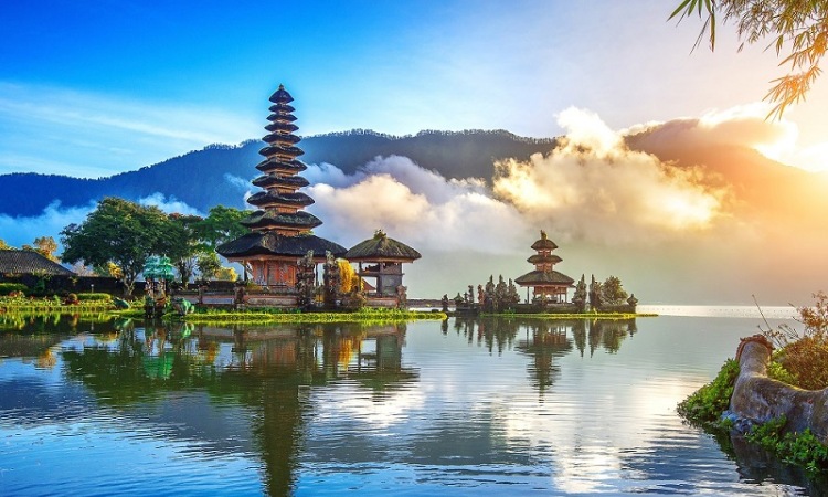 Pura Ikonik di Danau Beratan di Dataran Tinggi Bedugul Bali