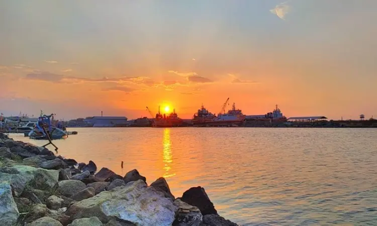 Keindahan Tersembunyi Jawa Barat: Pantai Kejawanan