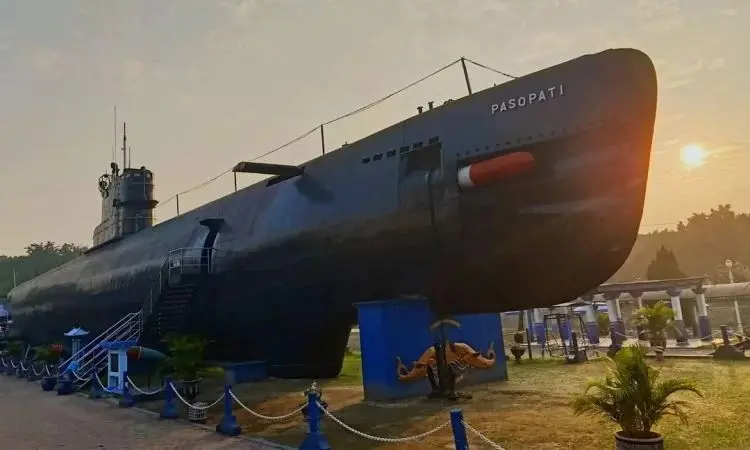 Monumen Kapal Selam: Daya Tarik, Rute Lokasi, dan Aktivitas yang Menarik