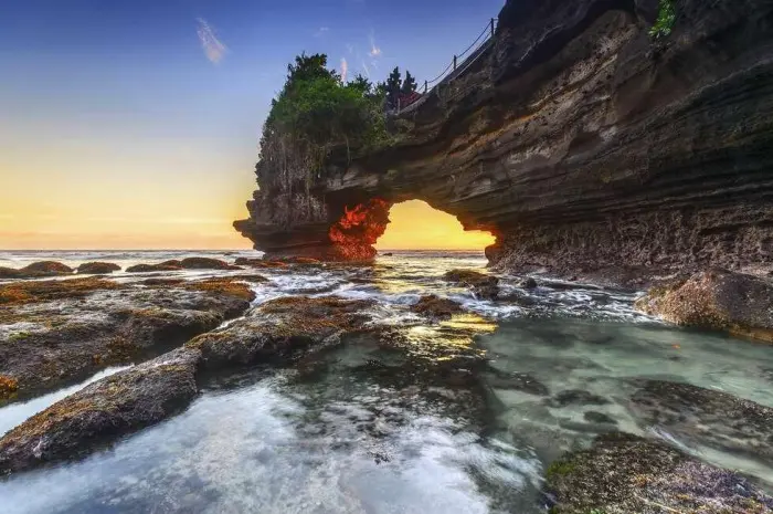 Pantai Batu Bolong, Pantai Indah Dikelilingi Tebing Eksotis di Bali