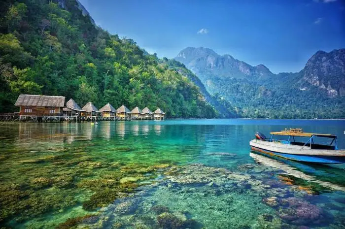 Pantai Ora, Pantai Indah dengan View Sunset Mempesona di Maluku